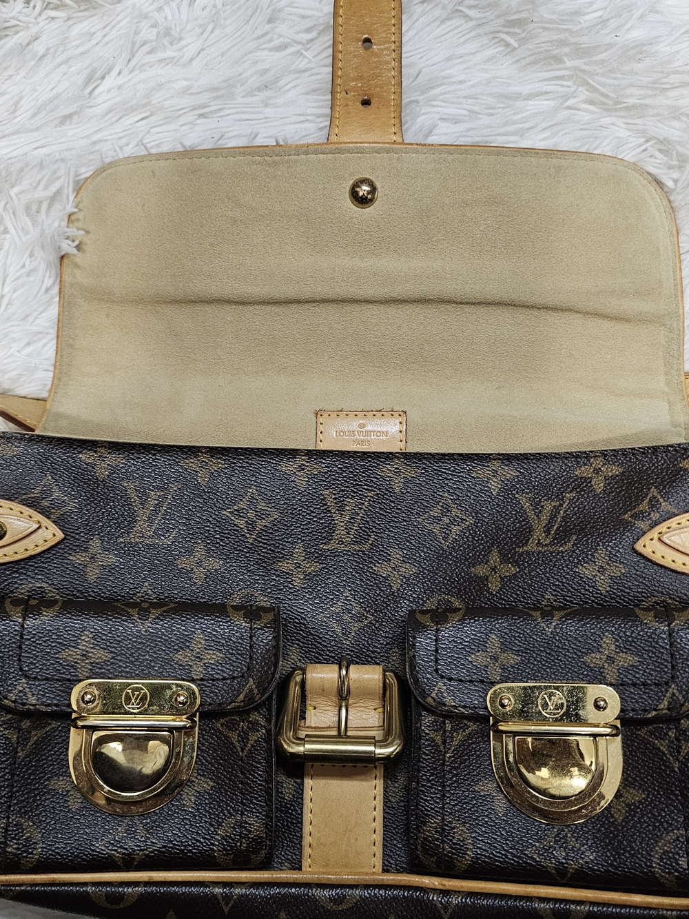 Louis Vuitton Hudson Monogram Canvas Shoulder Bag in Brown and Tan - Picture 12 of 16